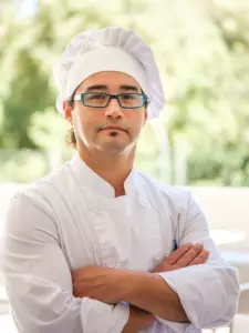 Historia dnia dotyczy właściciela, który przebiera się za bezdomnego i odwiedza swoje restauracje, aby dowiedzieć się, kto jest jego spadkobiercą.