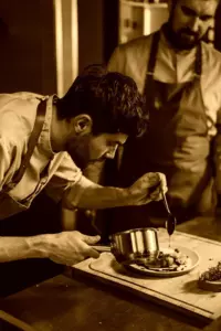 Historia dnia dotyczy właściciela, który przebiera się za bezdomnego i odwiedza swoje restauracje, aby dowiedzieć się, kto jest jego spadkobiercą.