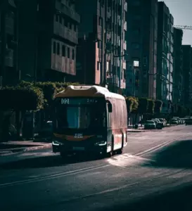 Historia dnia dotyczy biednego mężczyzny, który daje bilet autobusowy matce z trójką dzieci, a następnego dnia odkrywa dziesiątki pudełek pod swoim drzwiami.