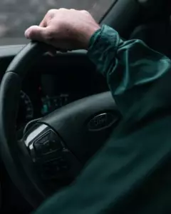 Historia dnia dotyczy biednego mężczyzny, który daje bilet autobusowy matce z trójką dzieci, a następnego dnia odkrywa dziesiątki pudełek pod swoim drzwiami.