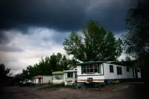 Historia dnia to ta, jak koledzy z klasy wyśmiewają biednego chłopca za to, że mieszka w przyczepie, aż do momentu, gdy widzą, jak przeprowadza się do penthouse'u.