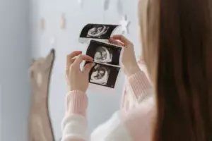 „Zabierz go z powrotem do szpitala, zanim będzie za późno!” – powiedziała moja teściowa, gdy zobaczyła mnie karmiącą noworodka po powrocie ze szpitala.
