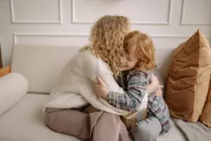 Po tym, jak usłyszałam, jak mój mąż prosi naszego czteroletniego syna, żeby nie mówił mi, co widział, sama odkryłam szokującą prawdę kilka dni później.
