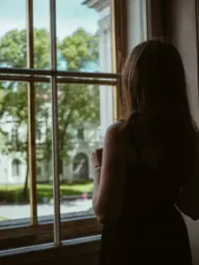 Na urodziny mojego męża przygotowałam wystawną kolację dla dwudziestu osób, a on zaprosił mnie, żebym dołączyła do niego w barze, aby świętować.