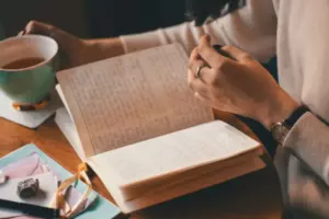 Historia dnia: Mężczyzna znajduje dziennik swojej żony po tym, jak trafiła do szpitala, i wyśmiewa ją za przybranie na wadze po urodzeniu dziecka.