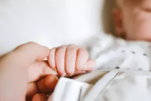 Historia dnia: Samotny ojciec adoptuje chłopca z zespołem Downa, którego nikt nie chciał, a kilka lat później dowiaduje się o spadku swojego dziecka w wysokości 1,2 miliona dolarów.