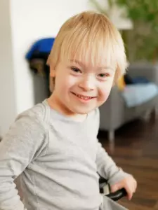 Historia dnia: Samotny ojciec adoptuje chłopca z zespołem Downa, którego nikt nie chciał, a kilka lat później dowiaduje się o spadku swojego dziecka w wysokości 1,2 miliona dolarów.