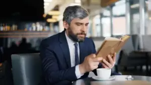 Moje życie prawie się rozpadło, kiedy poślubiłam mojego przyjaciela z dzieciństwa, a on ujawnił mi sekret swojej rodziny w noc poślubną.