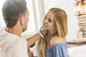 Moje życie prawie się rozpadło, kiedy poślubiłam mojego przyjaciela z dzieciństwa, a on ujawnił mi sekret swojej rodziny w noc poślubną.