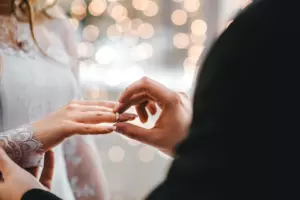 Karma uderza w nią z powrotem, gdy była żona mężczyzny ukradła jego dziecko i uznała je za swoje. To dzisiejsza historia.