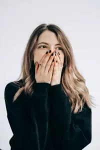 Mój sąsiad postawił toaletę na moim trawniku i napisał: „Spłucz swoją opinię tutaj”, po tym jak poprosiłam ją, żeby nie opalała się przed oknem mojego syna.