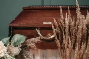 Historia dnia: Kiedy pies szczeka na trumnę na pogrzebie, podejrzliwy syn otwiera ją i odkrywa, że jest pusta.