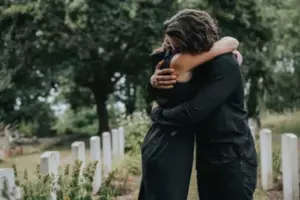 Historia dnia: Żona spotyka kobietę trzymającą dziecko na pogrzebie męża