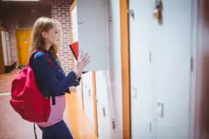 Historia dnia: Żona spotyka kobietę trzymającą dziecko na pogrzebie męża
