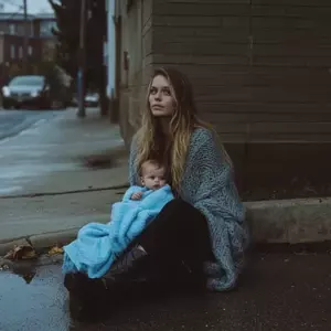 Biedna kobieta z dzieckiem otrzymała ode mnie pieniądze, a kiedy obudziłam się następnego ranka, byłam w szoku, widząc, że coś robiła przy grobie mojego męża.