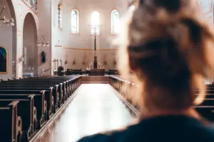 W kościele mały sierota modli się, aby jego matka przyszła po niego i mówi: "Wezmę cię." Pewnego dnia słyszy historię dnia.