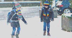 Historia dnia: Mama przyprowadza swojego syna do szkoły i staje się emocjonalna, widząc chłopca, który wygląda dokładnie jak jej syn.
