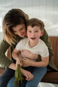 Historia dnia: Mama przyprowadza swojego syna do szkoły i staje się emocjonalna, widząc chłopca, który wygląda dokładnie jak jej syn.