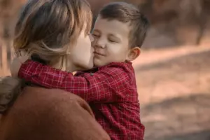 Historia dnia: Mama przyprowadza swojego syna do szkoły i staje się emocjonalna, widząc chłopca, który wygląda dokładnie jak jej syn.