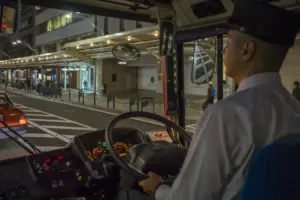 Historia dnia: Gdy kierowca autobusu spotyka swoją narzeczoną, wyrzuca starszą kobietę na zimno i zauważa jej oprawione zdjęcie.
