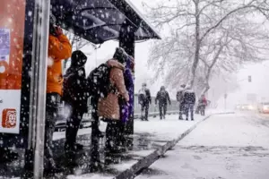 Historia dnia: Gdy kierowca autobusu spotyka swoją narzeczoną, wyrzuca starszą kobietę na zimno i zauważa jej oprawione zdjęcie.