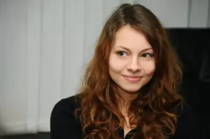 Historia dnia: Gdy kierowca autobusu spotyka swoją narzeczoną, wyrzuca starszą kobietę na zimno i zauważa jej oprawione zdjęcie.