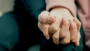 Wyszłam za mąż za przyjaciela mojego ojca i byłam zdumiona tym, co zaczął robić w noc naszego ślubu.