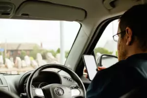 Wielu ludzi ignoruje mężczyznę leżącego na kartonie w pobliżu Walmartu w zimnie Świąt Bożego Narodzenia, ale pewien młody chłopiec czuje litość — Dzisiejsza historia