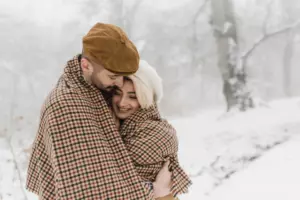 Wielu ludzi ignoruje mężczyznę leżącego na kartonie w pobliżu Walmartu w zimnie Świąt Bożego Narodzenia, ale pewien młody chłopiec czuje litość — Dzisiejsza historia