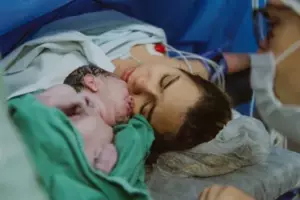 Historia dnia: Lekarz wychowuje trojaczki po tym, jak ich matka zmarła podczas porodu, a pięć lat później pojawia się ich biologiczny ojciec.