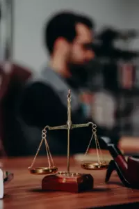 Historia dnia: Lekarz wychowuje trojaczki po tym, jak ich matka zmarła podczas porodu, a pięć lat później pojawia się ich biologiczny ojciec.