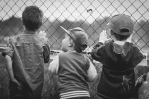Historia dnia: Lekarz wychowuje trojaczki po tym, jak ich matka zmarła podczas porodu, a pięć lat później pojawia się ich biologiczny ojciec.