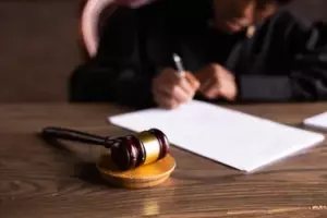 Historia dnia: Lekarz wychowuje trojaczki po tym, jak ich matka zmarła podczas porodu, a pięć lat później pojawia się ich biologiczny ojciec.