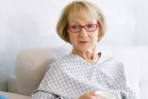 Historia dnia dotyczy starszej kobiety, która spędza Święta Bożego Narodzenia samotnie, po tym jak jej dzieci odkrywają, że pracuje jako sprzątaczka.