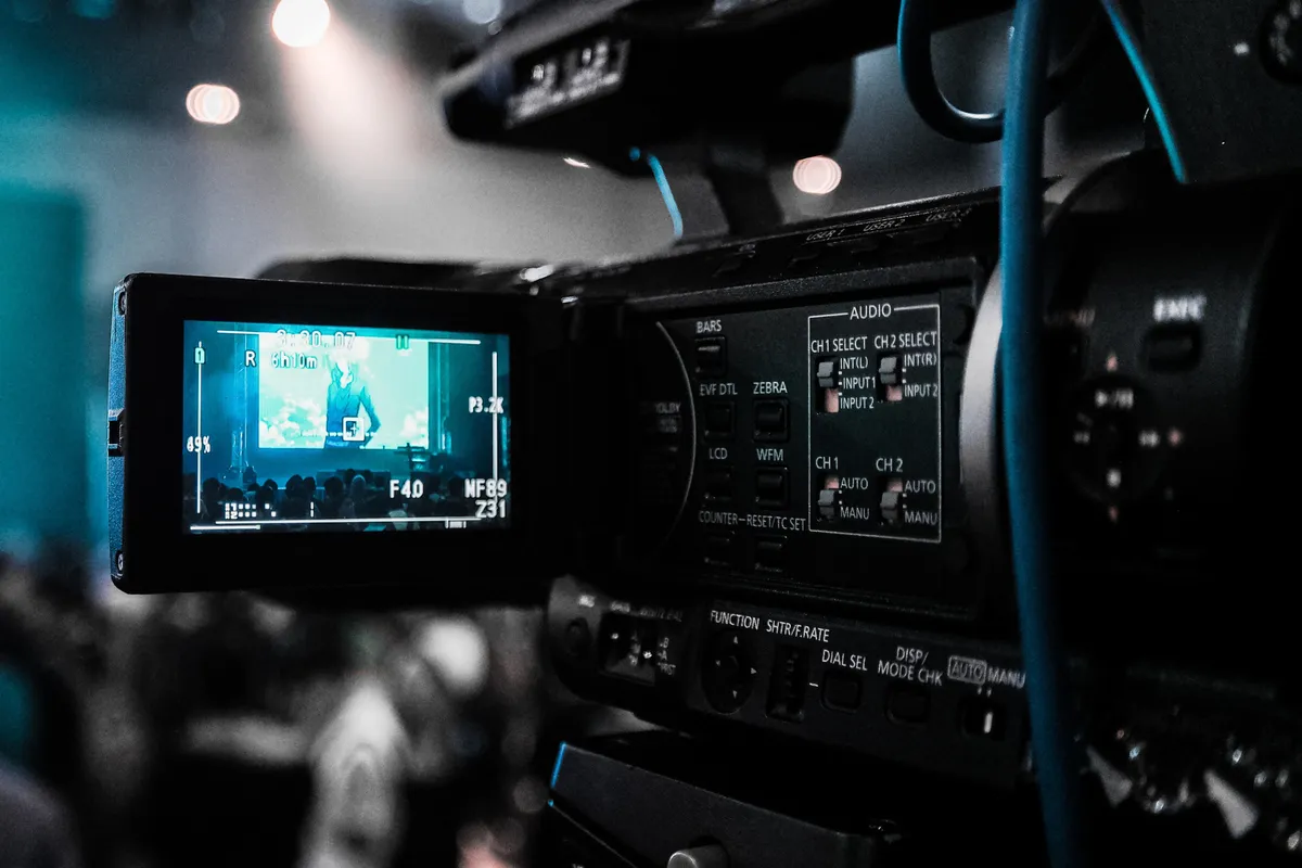 Dzieci kopią źle ubraną dziewczynkę ze szkolnego autobusu. „Śmierdzisz!” – mówią, dopóki nie zobaczą jej zdjęcia w telewizji — Historia dnia