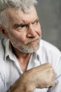 Uprzywilejowana para w samolocie żąda, abym zasłonił twarz, ponieważ moje blizny ich „straszą” — stewardesa i kapitan stawiają ich do pionu