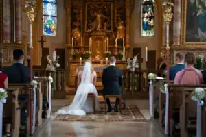 Na moim ślubie, do kościoła weszła mała dziewczynka i zapytała mojego narzeczonego: „Tato, zrobisz jej to samo, co mamie?”