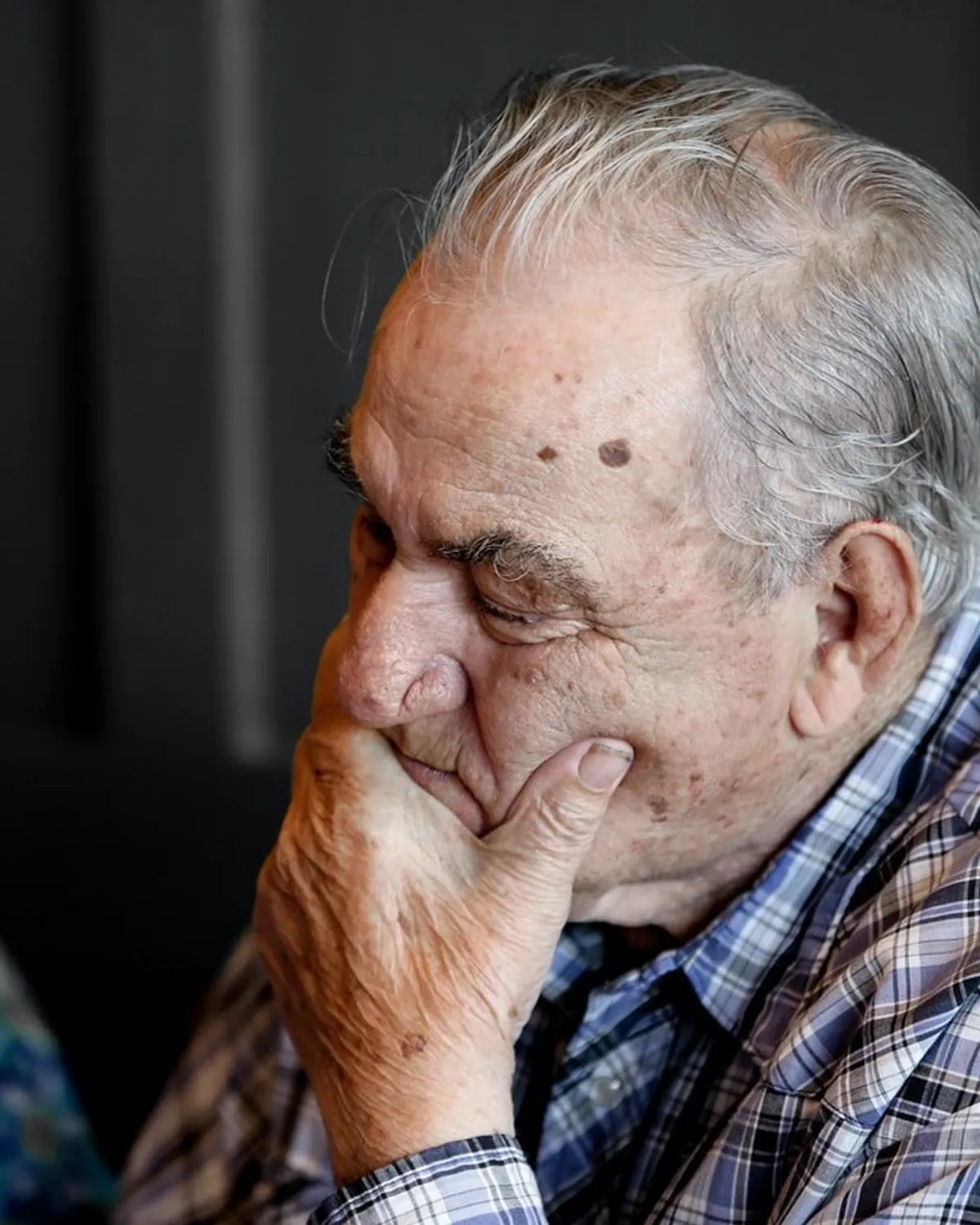 Dzieci zapominają o ojcu, więc spędza noc na zewnątrz na wózku inwalidzkim – Historia dnia