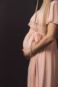 Przyłapałem żonę mojego brata na ukrywaniu mojego prezentu ślubnego pod sukienką — to, co ukryła, sprawiło, że zacząłem kwestionować swoje małżeństwo
