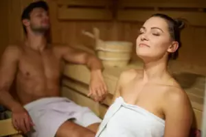 Przyłapałem żonę mojego brata na ukrywaniu mojego prezentu ślubnego pod sukienką — to, co ukryła, sprawiło, że zacząłem kwestionować swoje małżeństwo