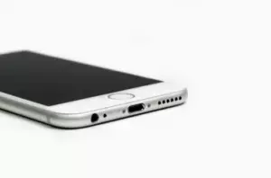 Przypadkowo odebrałam telefon służbowy mojego męża — Głos po drugiej stronie ujawnił jego podwójne życie