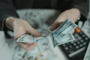Mój mąż dał swojej matce wszystkie nasze oszczędności, nie pytając mnie o to — więc nauczyłam go lekcji, której nigdy nie zapomni