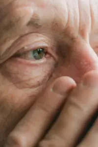 Bezdomny mężczyzna poprosił mnie, żebym kupił mu kawę na urodziny — kilka godzin później usiadł obok mnie w pierwszej klasie