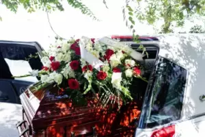 Po śmierci mamy syn wyrzuca ojczyma z domu, a luksusowy samochód zatrzymuje się przed staruszkiem — Historia dnia