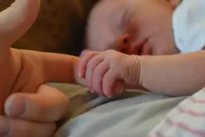 Historia dnia: Kobieta postanawia odnaleźć swoje nowo narodzone dziecko trzynaście lat po tym, jak zostawiła je na siedzeniu w klasie biznesowej samolotu.