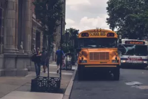Dzieci kopią dziewczynę w brzydkich ubraniach w szkolnym autobusie, mówiąc: „Śmierdzisz!” Historia dnia: Tak mówią, dopóki nie zobaczą jej zdjęcia w telewizji.
