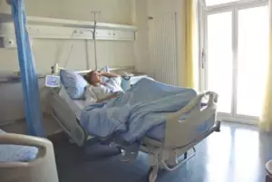 Chłopak odkrył kopertę z jego imieniem, gdy poszedł na cmentarz do grobów swojej przybranej matki, którą przez całe życie żywił urazą.