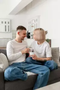Paczka, którą bezdomny mężczyzna zostawił przed wyjściem, złamała nas, kiedy przyjęliśmy go na zimę.