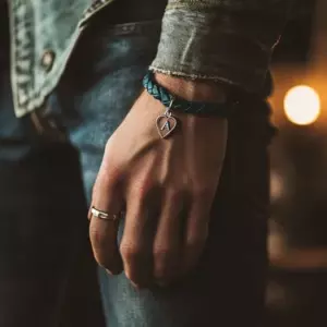 Kobieta po dwóch latach zakłada kelnerowi bransoletkę, którą zrobiła dla zaginionego syna, i staje z nim twarzą w twarz przed zapłaceniem rachunku