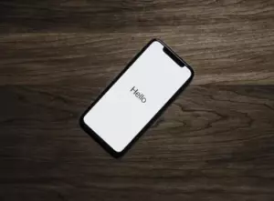 W tym roku wysłałam pocztówki świąteczne – wkrótce potem otrzymałam SMS-a o treści: „Kochanie, na zdjęciu nie jest twój mąż!”